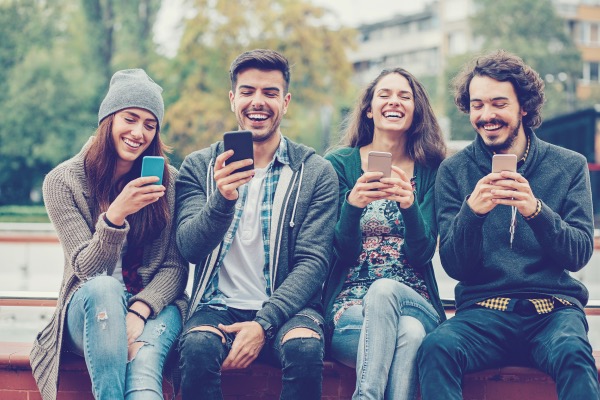 collegues de growth4school regardant leurs téléphones